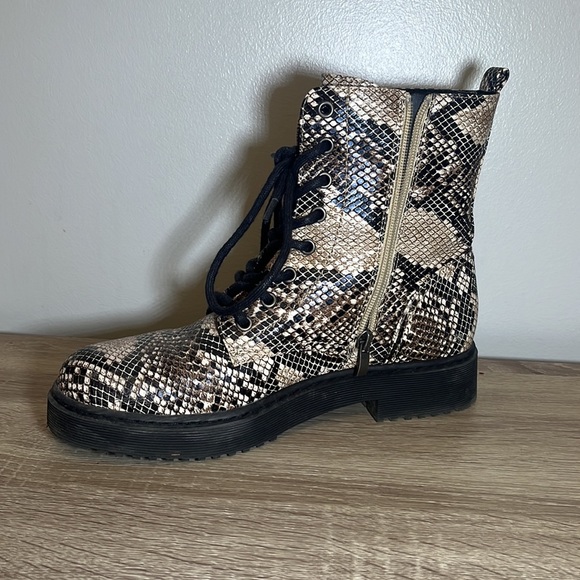Snakeskin boots-size 10 - Picture 3 of 4